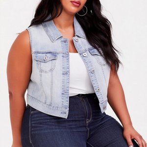 TORRID LIGHT WASH BLUE SLEEVELESS CROPPED STRETCHY DENIM VEST